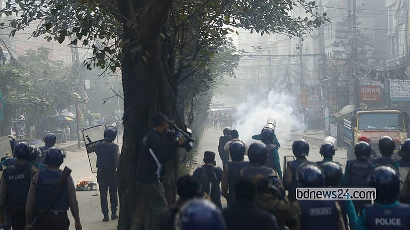 এনইআইআর চালুর প্রতিবাদে মোবাইল ফোনের ‘গ্রে মার্কেটের’ ব্যবসায়ীরা রোববার রাজধানীর কাওরানবাজারে সড়ক অবরোধের চেষ্টা করলে আইনশৃঙ্খলা পুলিশ তাদের সাউন্ড গ্রেনেড মেরে ছত্রভঙ্গ করে দেয়। ছবি: আব্দুল্লাহ আল মমীন