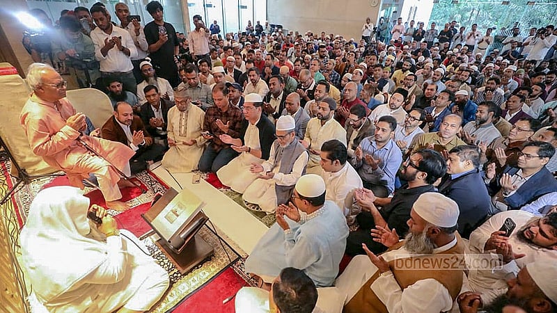 বিএনপি চেয়ারপারসন খালেদা জিয়ার সুস্থতা কামনায় রোববার গুলশান সোসাইটি মসজিদে ‘আমরা বিএনপি পরিবারের’ দোয়া মাহফিলে দলের জ্যেষ্ঠ যুগ্মমহাসচিব রুহুল কবির রিজভীও উপস্থিত ছিলেন।