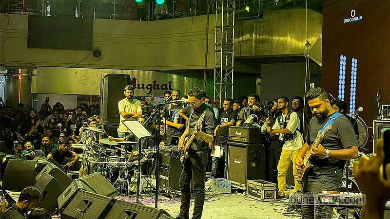 মঞ্চে ‘বেজবাবা’ সুমনের ফেরা।