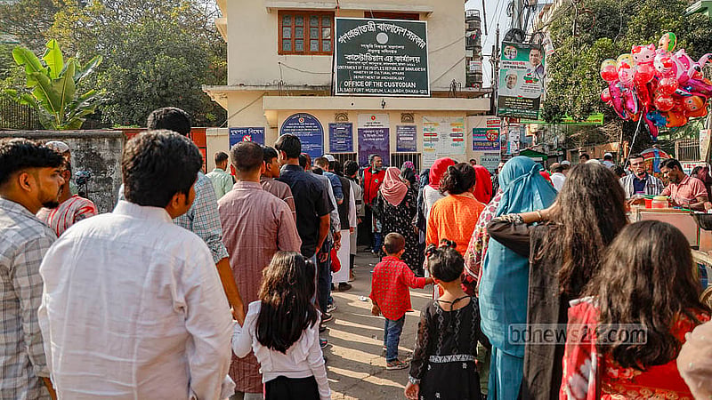 সাপ্তাহিক ছুটিতে লালবাগ কেল্লায় দর্শনার্থীদের ভিড় থাকলেও এই শুক্রবারে ভিড় ছিল অনেক বেশি। দুপুর থেকেই টিকেট কাউন্টারে ভিড় ছিল চোখে পড়ার মতো