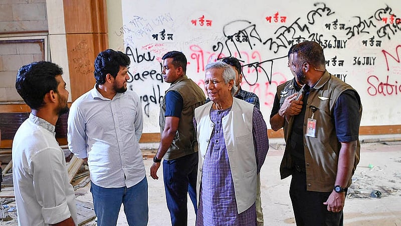 গণভবনের দেয়ালে দেয়ালে এখনও জুলাই বিক্ষোভের ছাপ স্পষ্ট। শেখ হাসিনার পতনের পর সেখানে ঢুকে দেয়ালে প্রতিবাদের ভাষা লিখে আসেন আন্দোলনকারীরা। সোমবার সেগুলো ঘুরে দেখেন প্রধান উপদেষ্টা। ছবি: পিআইডি