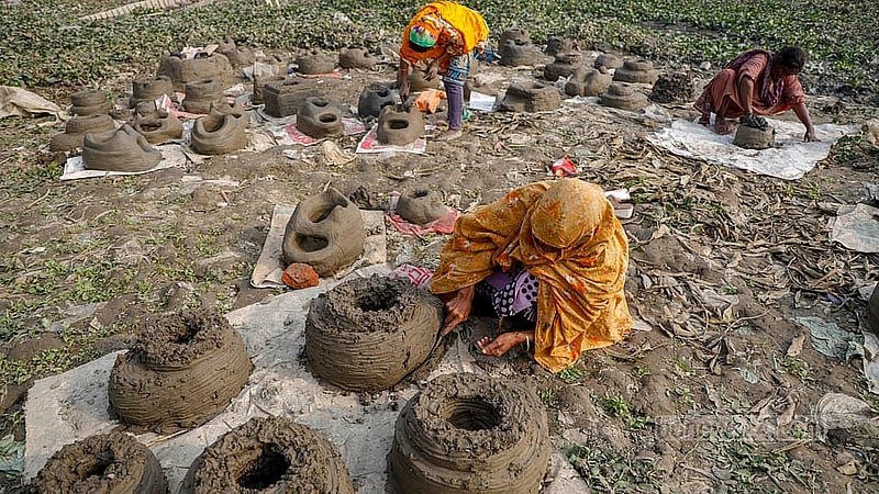 কামরাঙ্গীরচর সরকারি মাধ্যমিক বিদ্যালয়ের সামনে বুড়িগঙ্গার পাড়ে খোলা জায়গায় নানা আকারের চুলা বানাচ্ছেন কয়েক নারী। এসব চুলা বানিয়েই জীবিকা চলে তাদের