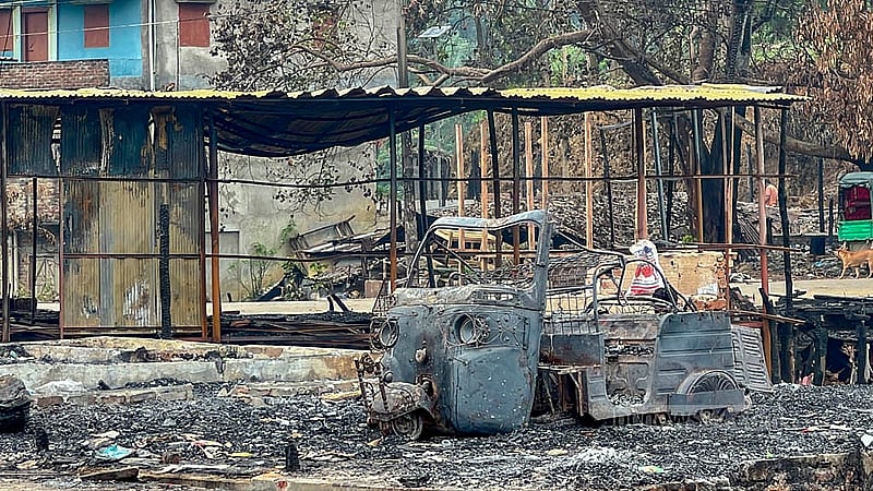 খাগড়াছড়ির দীঘিনালার লারমা স্কয়ারে বৃহস্পতিবারের সহিংসতায় পুড়িয়ে দেওয়া হয়েছে অনেক দোকান ও যানবাহন। লারমা স্কয়ারে পোড়া দোকানের সামনে পড়ে আছে একটি পোড়া অটোরিকশা। ছবি: সমির মল্লিক