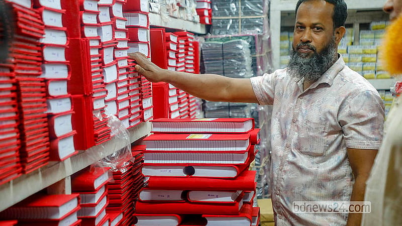 কাগজের পরিমাণ ও আকার অনুয়ায়ী হালখাতা অথবা টালি খাতা হয়ে থাকে বিভিন্ন ধরনের। ৮০ টাকা থেকে হাজার টাকাতেও বিক্রি হয় এসব খাতা।  ছবি: আব্দুল্লাহ আল মমীন