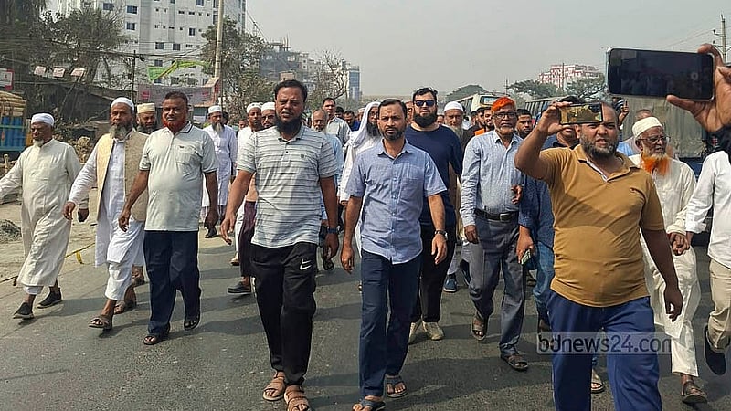 তীব্র গ্যাস সংকটের প্রতিবাদে রোববার রাজধানীর রায়েরবাগ এলাকায় ঢাকা-চট্টগ্রাম মহাসড়ক অবরোধ করে বিক্ষোভ দেখান স্থানীয়রা
