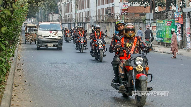 ঢাকা শহরের আইনশৃঙ্খলা পরিস্থিতি স্বাভাবিক রাখতে কাঁটাবন এলাকায় বিজিবি সদস্যরা মোটরসাইকেল নিয়ে টহল দিচ্ছেন। ছবি: আব্দুল্লাহ আল মমীন