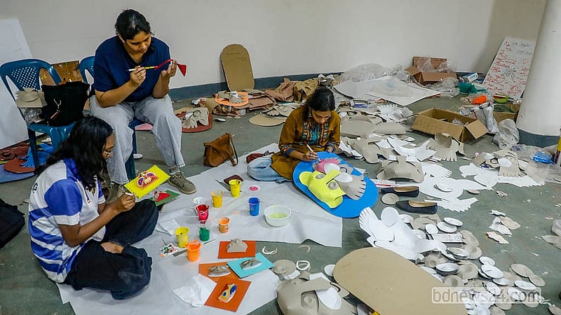 পহেলা বৈশাখের শোভাযাত্রার জন্য যাবতীয় উপকরণ তৈরিতে ব্যস্ত ঢাকা বিশ্ববিদ্যালয়ের চারুকলা অনুষদের শিক্ষার্থীরা