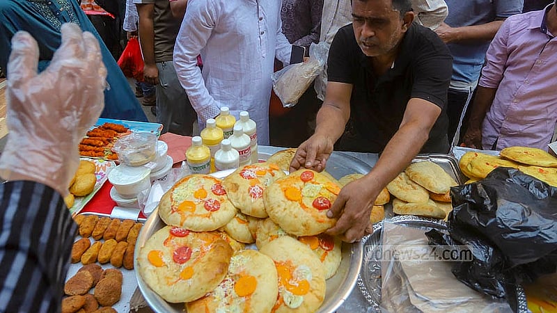 ইফতারের ‘বৈচিত্রময়’ আয়োজন। রোববার পুরান ঢাকার চকবাজারে। ছবি: আব্দুল্লাহ আল মমীন