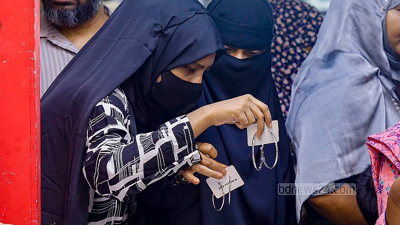 ঢাকার আগারগাঁওয়ে চীন মৈত্রী সম্মেলন কেন্দ্রে আন্তর্জাতিক বাণিজ্য মেলায় গয়নার দোকানে নারীরা। ছবি: মাহমুদ জামান অভি