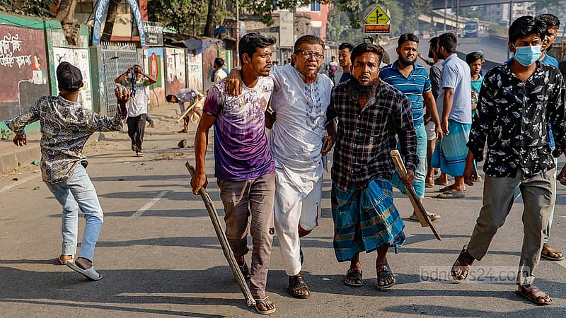 ব্যাটারিচালিত রিকশাচালকরা বৃহস্পতিবার ঢাকার খিলগাঁও এলাকায় সড়ক আটকে বিক্ষোভ করেন; এসময় ঢিল ছোড়াছুড়ি হলে আহত হন এক পথচারী। ছবি: মাহমুদ জামান অভি
