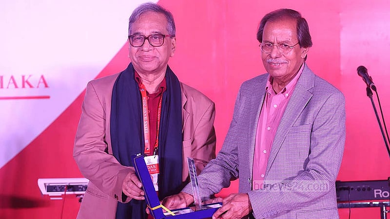 ইডাসের এ আয়োজনে এমেরিটাস অধ্যাপক হওয়ায় এবার বিশেষ সম্মাননা দেওয়া হয় ঢাকা বিশ্ববিদ্যালয়ের ইংরেজি বিভাগের অধ্যাপক সৈয়দ মনজুরুল ইসলামকে