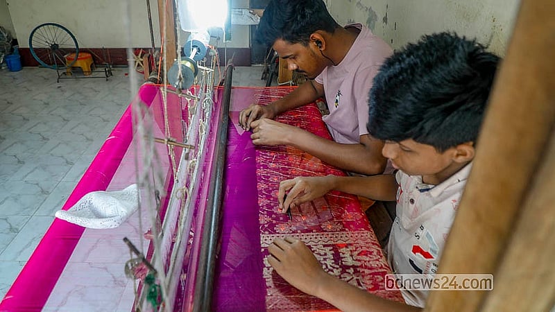 রূপগঞ্জের জামদানি পল্লিতে শাড়ি তৈরিতে ব্যস্ত তাঁতিরা। মান ও নকশা অনুযায়ী একেকটি শাড়ি বানাতে সময় লাগে তিন দিন থেকে দুই মাস