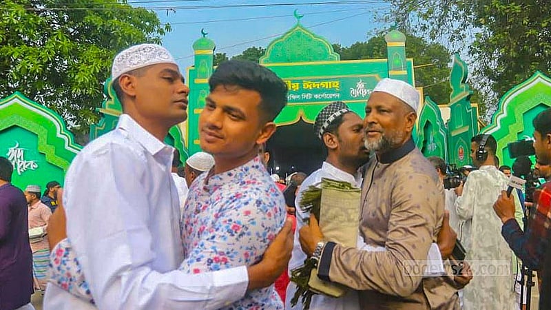 জাতীয় ঈদগাহ ময়দানে শনিবার সকালে ঈদুল আজহার নামাজ শেষে চলে কোলাকুলি ও শুভেচ্ছা বিনিময়। ছবি: আব্দুল্লাহ আল মমীন