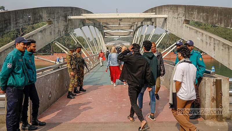 বিএনপি চেয়ারপারসন খালেদা জিয়াকে বুধবার রাষ্ট্রীয় মর্যাদায় দাফনের পর জিয়া উদ্যানে সর্বসাধারণের প্রবেশের সুযোগ ছিল না। বৃহস্পতিবার দুপুরে সমাধিস্থল উন্মুক্ত করা হলেও ছিল কড়া নিরাপত্তা
