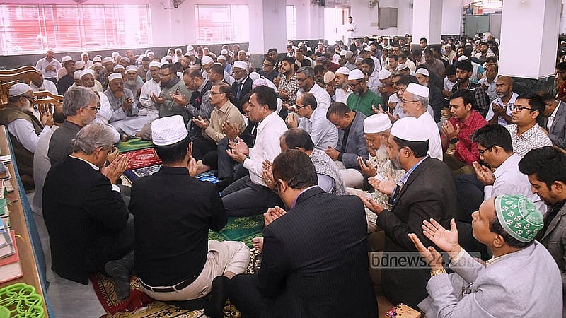ঢাকা বিশ্ববিদ্যালয় প্রশাসনের উদ্যোগে রোববার নবাব নওয়াব আলী চৌধুরী সিনেট ভবন মসজিদে বিএনপি চেয়ারপারসন খালেদা জিয়ার সুস্থতা কামনায় দোয়া মাহফিল হয়।