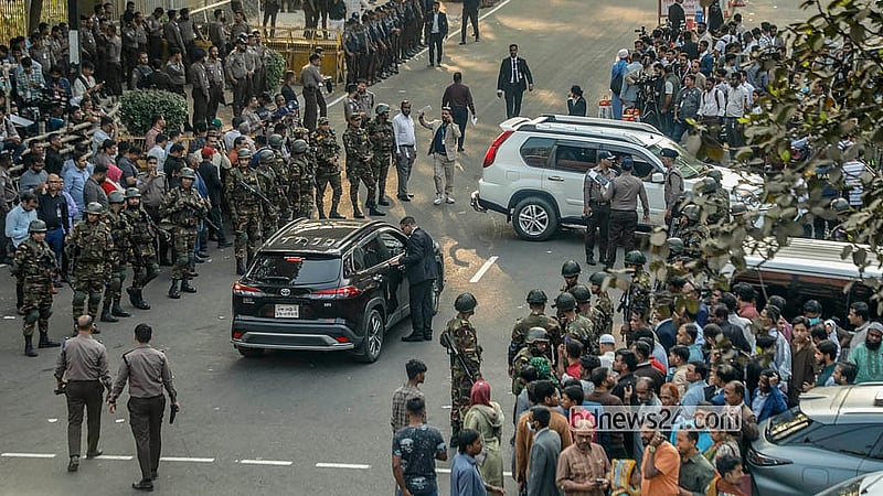 নতুন সরকারের মন্ত্রীদের শপথ অনুষ্ঠান ঘিরে সংসদ ভবনের ৬ নম্বর গেইটে আইনশৃঙ্খলা বাহিনীর কঠোর অবস্থান নেয়। ছবি: আব্দুল্লাহ আল মমীন