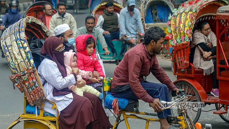 কনকনে শীতে সপ্তাহের প্রথম কর্মদিবসে গরম কাপড় পড়ে গন্ত্যেবের পথে মানুষ। ঢাকা বিশ্ববিদ্যালয় এলাকা থেকে তোলা।  ছবি: আব্দুল্লাহ আল মমীন