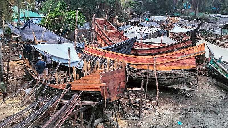 সমুদ্রে মাছ ধরায় নিষেধাজ্ঞার সময়ে বেকার বসে না থেকে পুরনো ট্রলার মেরামত করে নিচ্ছেন জেলেরা। তৈরি হচ্ছে নতুন ট্রলারও। ছবি: জসিম মাহমুদ