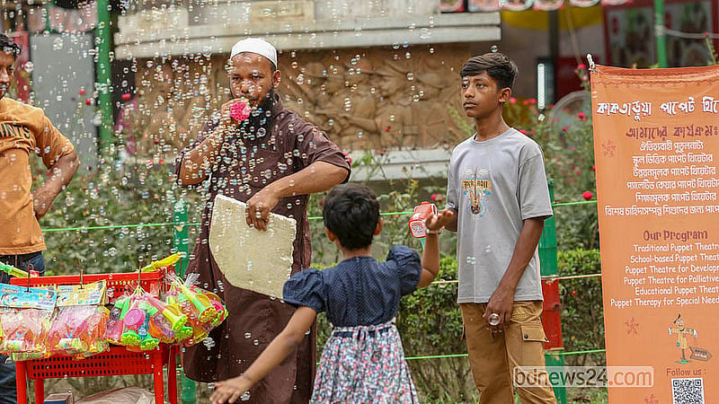 বাংলা একাডেমি প্রাঙ্গণে বৈশাখী মেলায় বড়দের সঙ্গে আসছে শিশুরাও।