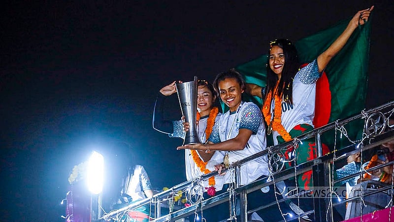 শাহজালাল আন্তর্জাতিক বিমানবন্দরে বৃহস্পতিবার সন্ধ্যায় ছাদ খোলা বাসে ট্রফি হাতে সাফ উইমেনস ফুটসালের প্রথম আসরের শিরোপা জয়ীরা
