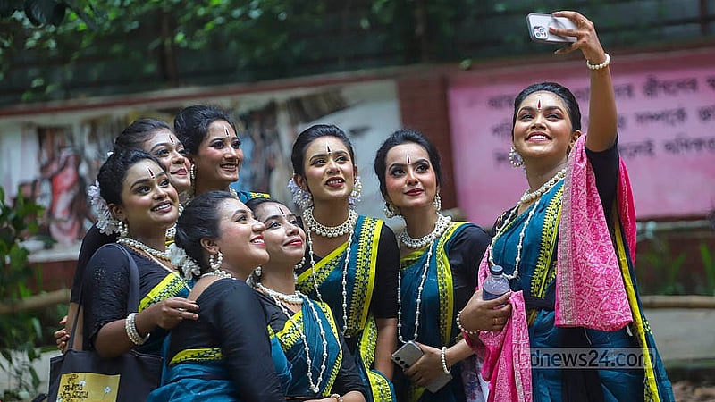 ঢাকা বিশ্ববিদ্যালয়ের চারুকলা অনুষদের বকুলতলায় রোববার সকালে আয়োজিত বর্ষা উৎসবে শিল্পীরা নিজেদের বন্দি করছে মোবাইল ক্যামেরাই। ছবি: আব্দুল্লাহ আল মমীন