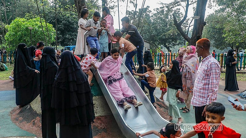ঢাকার রমনা পার্কে সোমবার শিশুদের সঙ্গে আনন্দে মেতে ওঠেন অভিভাবকরাও