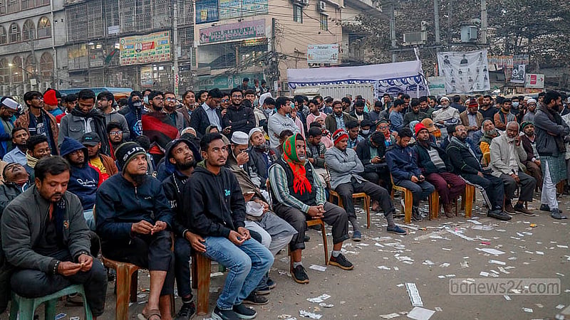জগন্নাথ বিশ্ববিদ্যালয় কেন্দ্রীয় শিক্ষার্থী সংসদ নির্বাচনের ভোট গণনা সরাসরি বড় পর্দায় দেখানো হচ্ছে ক্যাম্পাসের বাইরেও। ক্যাম্পাসের ভেতরে শিক্ষার্থীরা প্রবেশ করতে না পারায় বাইরে স্ক্রিনের সামনে তাদের ভিড় বেশি