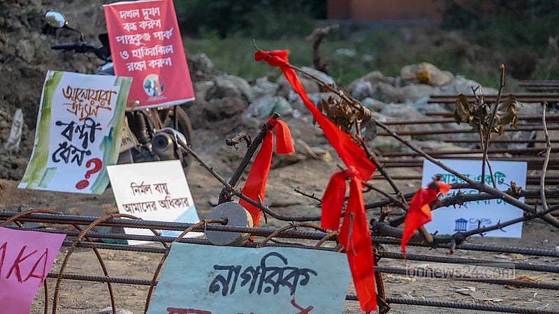 পান্থকুঞ্জ পার্কে নির্মাণাধীন এলিভেটেড এক্সপ্রেসওয়ের যন্ত্রাংশ ঘিরে রাখা হয়েছে প্ল্যাকার্ড। বিভিন্ন সংগঠনের আন্দোলনের মুখে সেখানে বন্ধ রয়েছে এক্সপ্রেসওয়ের নির্মাণ কাজ। ছবি: আব্দুল্লাহ আল মমীন