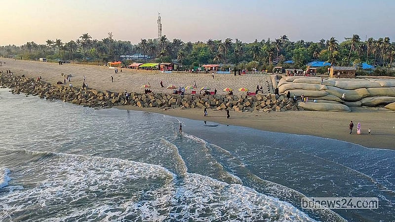 নাফ নদী, সমুদ্র সৈকত, নদী ও সমুদ্রের মোহনা, দূরের সবুজ পাহাড় আর জেলেদের জীবনযাপন দেখতে প্রতিদিন হাজারো মানুষের পা পড়ে দক্ষিণের উপজেলা টেকনাফে। ছবি: জসিম মাহমুদ