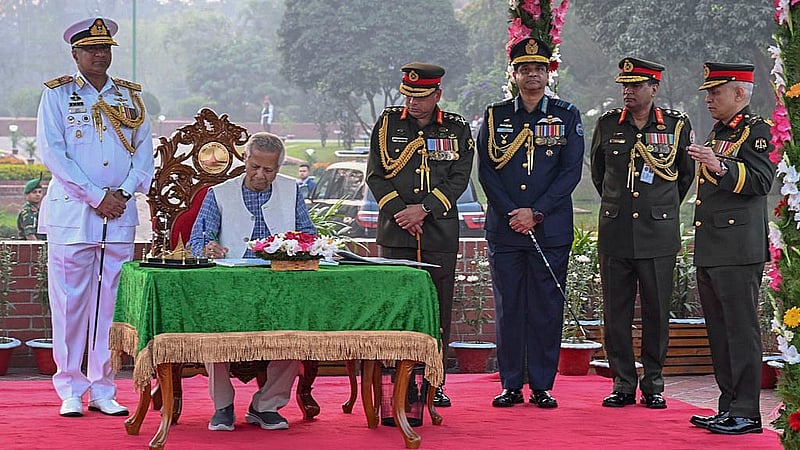 বুধবার সাভারে জাতীয় স্মৃতিসৌধে শ্রদ্ধা নিবেদন শেষে পরিদর্শন বইয়ে স্বাক্ষর করেন প্রধান উপদেষ্টা মুহাম্মদ ইউনূস। ছবি: পিআইডি