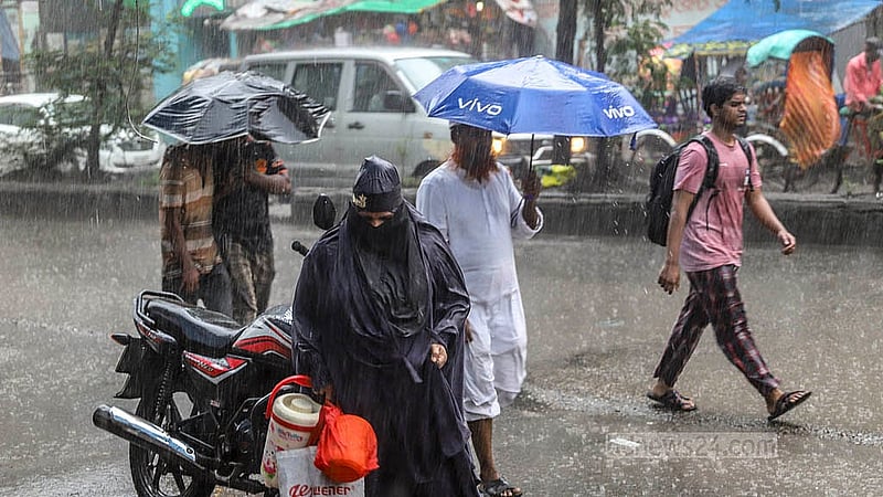 রাজধানীতে মঙ্গলবার সকাল থেকেই কখনো ঝিরিঝিরি, আবার কখনো হয় ঝুম বৃষ্টি। এতে গরম থেকে স্বস্তি মিললেও ভোগান্তিতে পড়েন বাইরে বের হওয়া মানুষজন। স্বামীবাগ এলাকা থেকে তোলা। ছবি: আব্দুল্লাহ আল মমীন