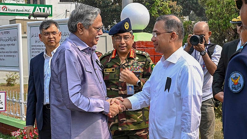 বনানী সামরিক কবরস্থানে পিলখানা হত্যাকাণ্ডে নিহত সেনা কর্মকর্তাদের শ্রদ্ধা জানানোর সময় রাষ্ট্রপতি মোঃ সাহাবুদ্দিনের সঙ্গে কুশল বিনিময় করেন প্রধানমন্ত্রী তারেক রহমান