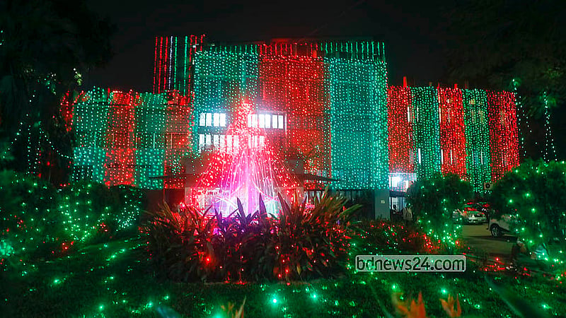 বিজয় দিবস উপলক্ষে লাল-সবুজের আলোয় সাজানো জাতীয় প্রেস ক্লাব