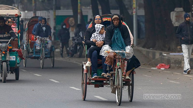শীতের মধ্যে শিশু ও বয়স্কদের নিয়ে দুশ্চিন্তা থাকে বেশি। শীতজনিত রোগবালাই থেকে তাদের নিরাপদ রাখতে গরম কাপড় থেকে শুরু করে নানা চেষ্টা করেন অভিভাবকেরা। সোমবার ঢাকা বিশ্ববিদ্যালয় এলাকায় তোলা