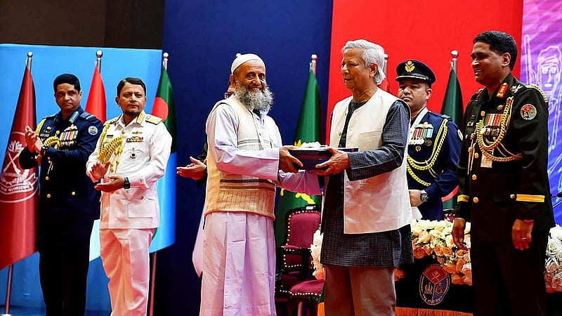 সশস্ত্র বাহিনী দিবস উপলক্ষে প্রধান উপদেষ্টা মুহাম্মদ ইউনূস বৃহস্পতিবার ঢাকা সেনানিবাসে সশস্ত্র বাহিনী দিবসে খেতাবপ্রাপ্ত মুক্তিযোদ্ধা ও তাদের উত্তরাধিকারদের সংবর্ধনা অনুষ্ঠানে উপহার সামগ্রী প্রদান করেন। ছবি: পিআইডি
