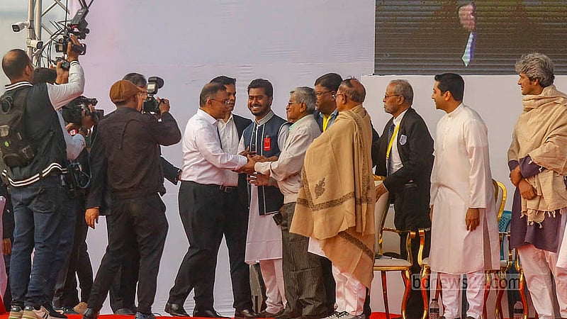 তারেক রহমান পূর্বাচলের ৩০০ ফিট সড়কে সমাবেশ মঞ্চে উঠে প্রথমে শুভেচ্ছা বিনিময় করেন বিগত আন্দোলনের শরিক নেতাদের সঙ্গে। ছবি: মাহমুদ জামান অভি