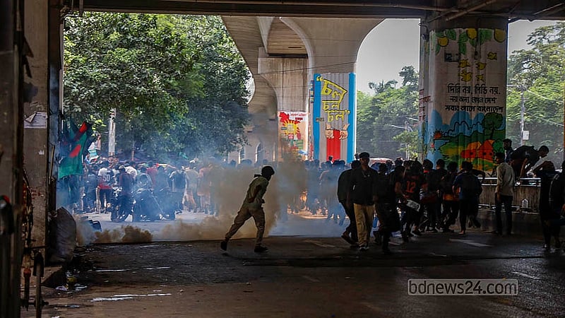 যমুনা অভিমুখে মিছিল নিয়ে যাওয়া প্রকৌশল শিক্ষার্থীদের সঙ্গে বুধবার ধাওয়া পাল্টা ধাওয়ার পর তাদের হটিয়ে দিতে কাঁদুনেগ্যাস ছোড়ে পুলিশ। ছবি: মাহমুদ জামান অভি
