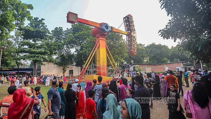 আনন্দে মেতে উঠতে বড়দের জন্যও রয়েছে বিভিন্ন রাইড। সোমবার তেজগাঁওয়ে বিমান জাদুঘরে।  ছবি: আব্দুল্লাহ আল মমীন