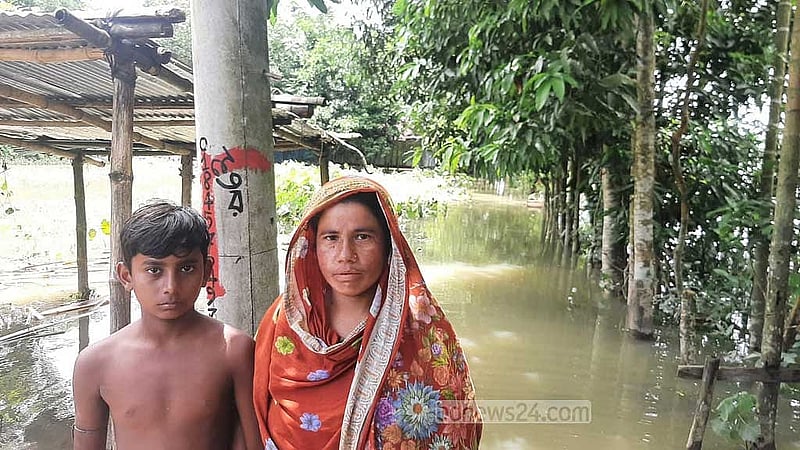 ছেলেমেয়েকে নিয়ে মাসুদা বেগম উঠেছিলেন প্রতিবেশীর বাড়িতে, পানি নামার পর ঘরে ফিরে দেখেন সব শেষ।