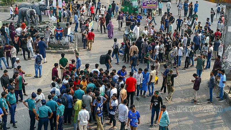 ঢাকা বিশ্ববিদ্যালয়ের অধিভুক্তি থেকে মুক্তি এবং স্বতন্ত্র বিশ্ববিদ্যালয়ে রূপান্তরের দাবিতে মঙ্গলবার রাজধানীতে ফের সড়কে নামেন সাত কলেজের শিক্ষার্থীরা। ছবি: মাহমুদ জামান অভি