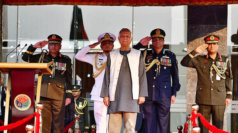 প্রধান উপদেষ্টা মুহাম্মদ ইউনূস বৃহস্পতিবার ঢাকা সেনানিবাসে সশস্ত্র বাহিনী দিবসের অনুষ্ঠানে সালাম গ্রহণ করেন। ছবি: পিআইডি
