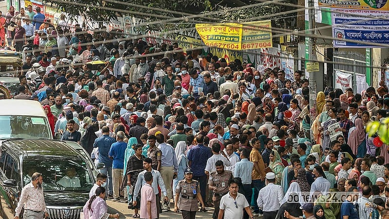 এসএসসি পরীক্ষার প্রথম দিন মঙ্গলবার রাজধানীর মতিঝিল সরকারি বালক উচ্চ বিদ্যালয় কেন্দ্রের বাইরে অভিভাবকদের জটলা