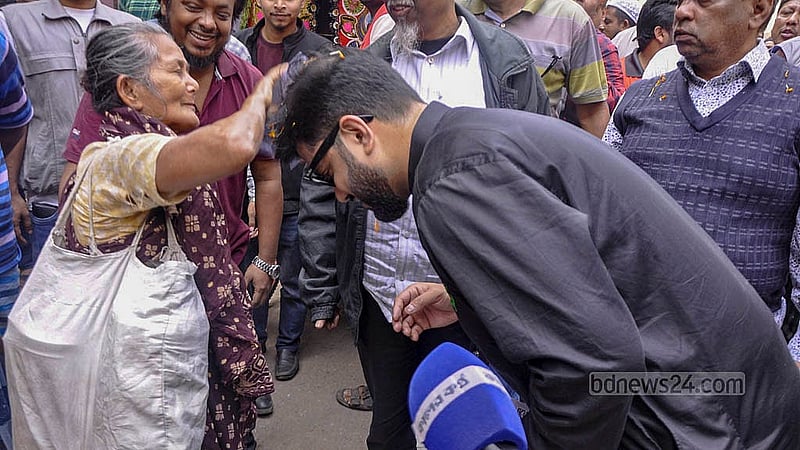 রাজধানীর সূত্রাপুর এলাকায় সোমবার নির্বাচনি প্রচারে ঢাকা-৬ আসনের বিএনপি প্রার্থী ইশরাক হোসেন।