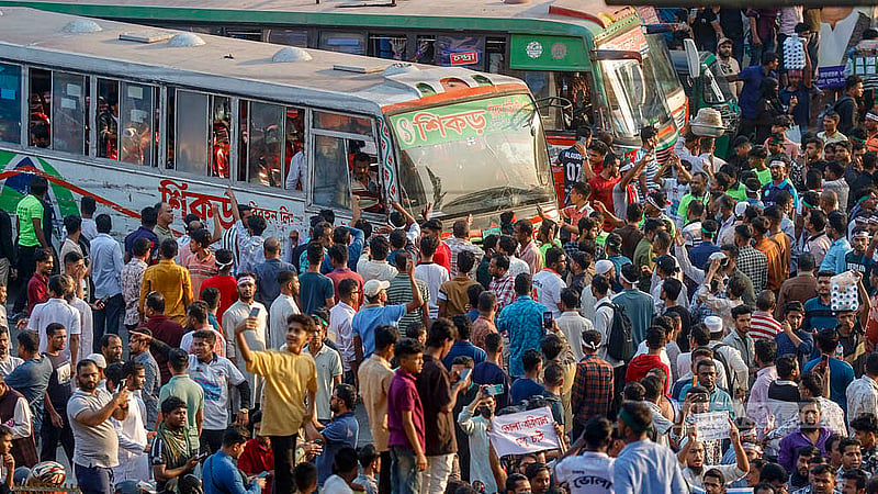 বরিশাল-ভোলা সেতুর দাবিতে শুক্রবার বিকালে শাহবাগ অবরোধ করলে সব ধরনের যানবাহন চলাচল বন্ধ হয়ে যায়