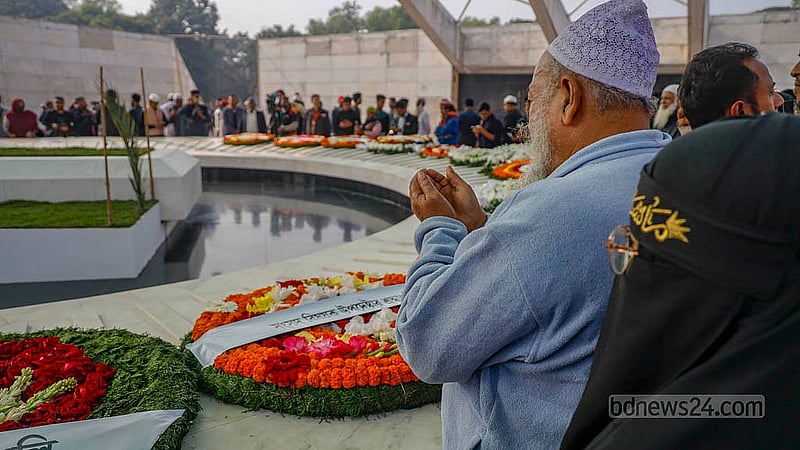 দেশের প্রথম নারী প্রধানমন্ত্রী খালেদা জিয়ার কবর জিয়ারতে বিভিন্ন শ্রেণি-পেশার মানুষ