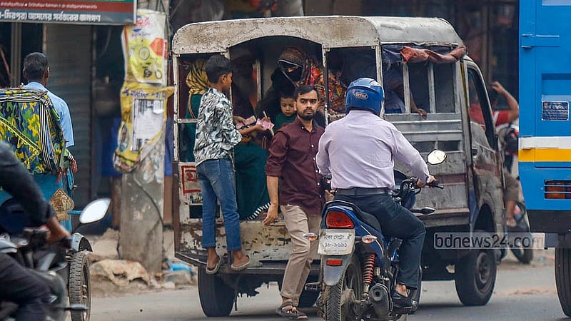 হাঁকডাক দিয়ে যাত্রী তোলা আর ভাড়া নেওয়ার কাজ করতে হয় শিশুদের। ঢাকার মিরপুরের ৬০ ফিট রোড়ে লেগুনার পেছনে দাঁড়িয়ে ভাড়া তুলছে এক শিশু