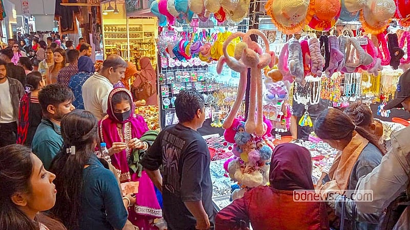 ঢাকার পূর্বাচলে আন্তর্জাতিক বাণিজ্য মেলার বিভিন্ন স্টল ঘুরে দেখছেন দর্শনার্থীরা, পছন্দ হলে সারছেন কেনাকাটা।