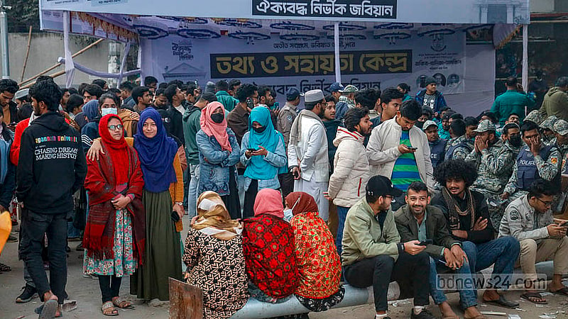 জগন্নাথ বিশ্ববিদ্যালয় কেন্দ্রীয় শিক্ষার্থী সংসদের ভোটগণনা সরাসরি সম্প্রচার করা হচ্ছে ক্যাম্পাসের বাইরে বসানো বড় পর্দায়। ক্যাম্পাসের ভেতরে শিক্ষার্থীরা প্রবেশ করতে না পারায় বাইরে স্ক্রিনের সামনে শিক্ষার্থীদের জটলা বেশি