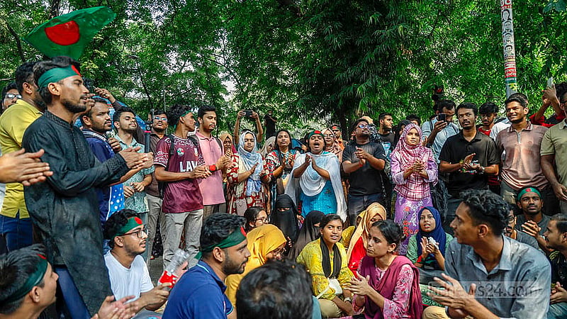 রাজধানীর কাকরাইল মসজিদ মোড়ে অনশনে বসার আগে শুক্রবার সকাল থেকে স্লোগান, বিদ্রোহী কবিতা ও গান গেয়ে অবস্থান কর্মসূচি পালন করেন জগন্নাথ বিশ্ববিদ্যালয়ের আন্দোলনকারীরা। ছবি: মাহমুদ জামান অভি