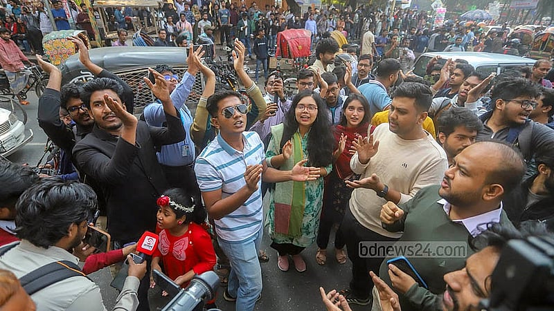 ঢাকা বিশ্ববিদ্যালয়ের রাজু ভাস্কর্য সংলগ্ন মেট্রোরেলের ৫৪১ নম্বর পিলারে সোমবার জুতা নিক্ষেপের কর্মসূচির মধ্যে শেখ হাসিনার বিরুদ্ধে নানা স্লোগান দেন বিভিন্ন সংগঠনের নেতাকর্মীরা। ছবি: আব্দুল্লাহ আল মমীন